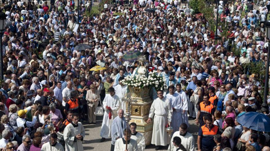 Miles de feligreses acompañan con devoción a la Virgen de los Milagros