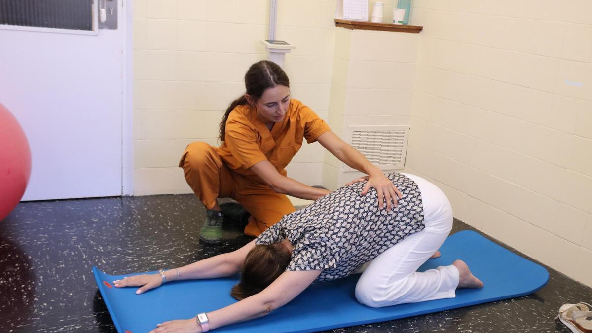 Laura López, fisioterapeuta de l’equip de dolor pelvià crònic de Vall d’Hebron tractant la pacient Pilar Cano