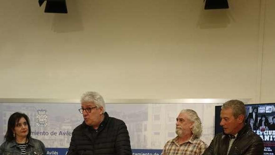 Yolanda Alonso, Pepe Garrido, Fran Carreño y Carlos Díaz, ayer, durante la presentación de &quot;Avilés, ciudad dylanita&quot;.