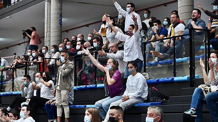 Público asistente al derbi en el pabellón de A Raña.