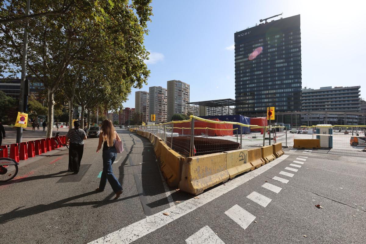 Barcelona 14/10/2025 Barcelona Reportaje de los obras de la estación de Sants, que ocasionan mucho ruido, así como la zona interior del hall con las tiendas cerradas. FOTO DE RICARD CUGAT
