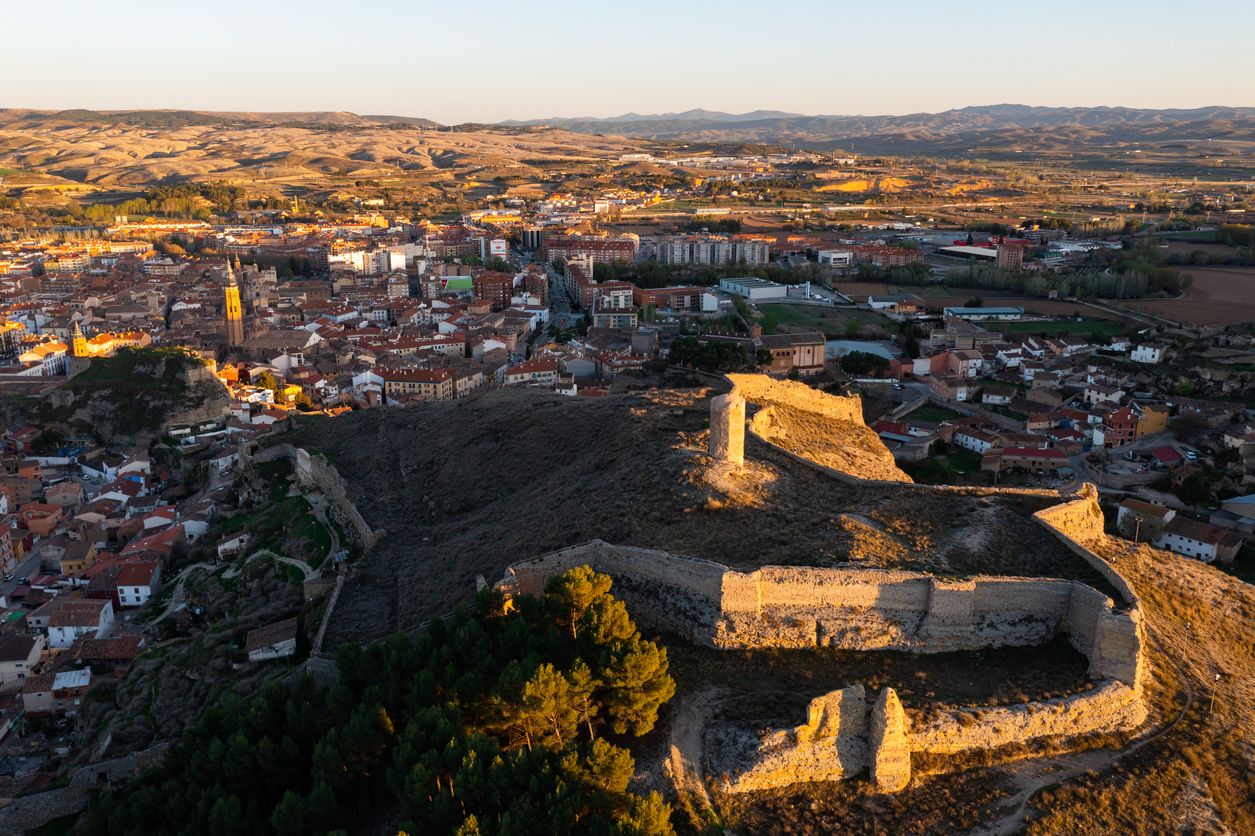 Vista aérea de los restos del Castillo de Ayyub y las murallas con Calatayud al fondo