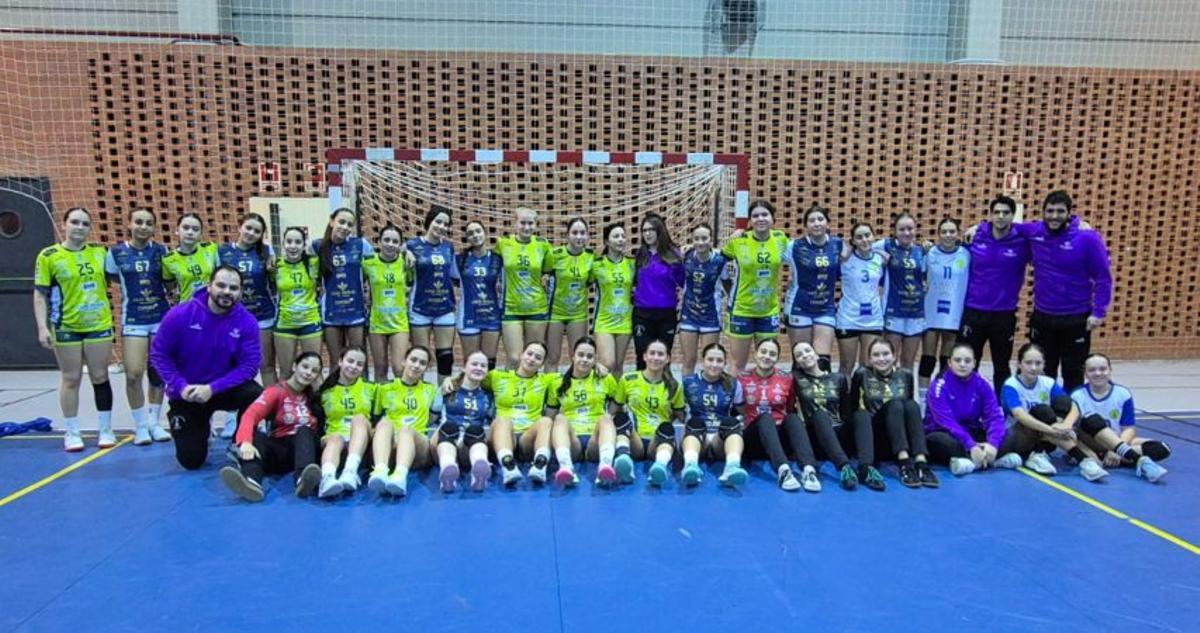 Imagen de familia del derbi pistacho en categoría cadete.