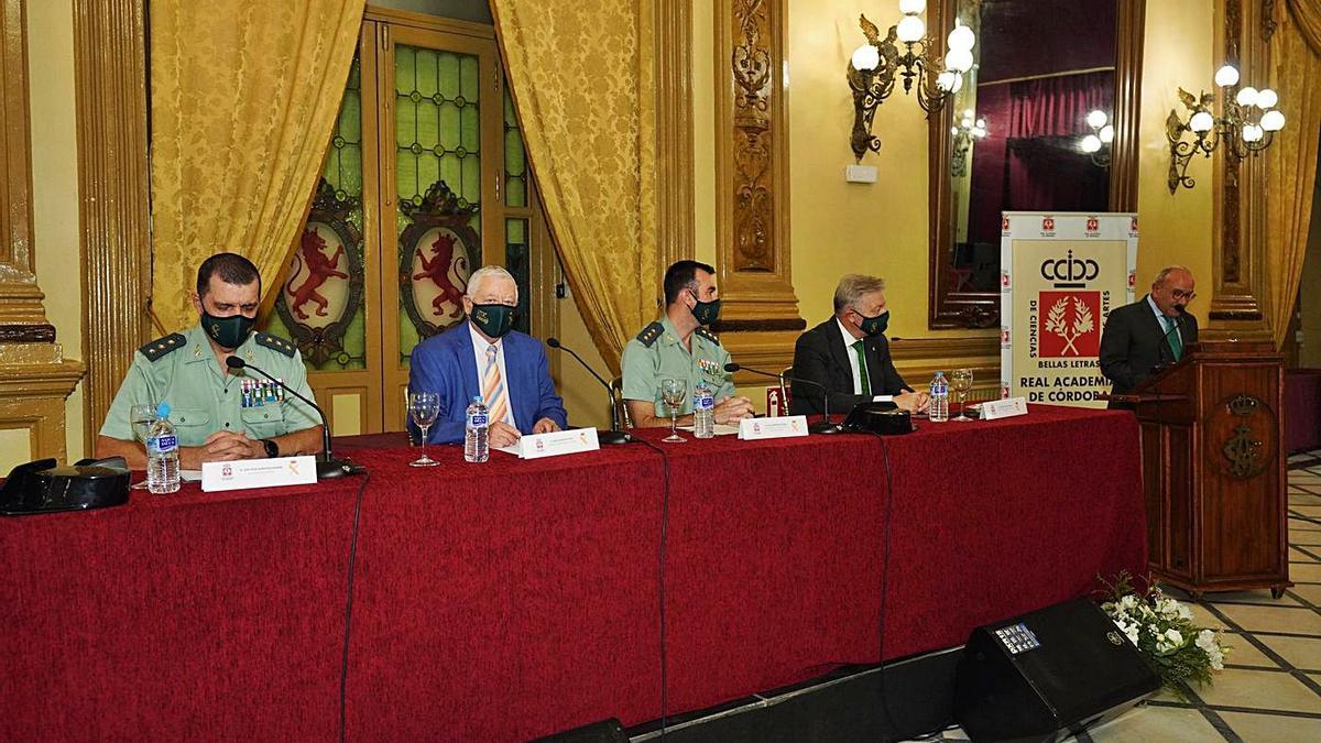 Conferencia en torno a la Guardia Civil organizada por la Real Academia de Córdoba.