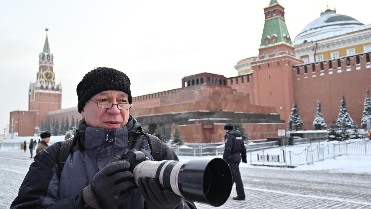 Alexéi Boitsov, el único fotógrafo que inmortalizó cómo se arriaba la bandera soviética sobre la cúpula del Kremlin y se izaba en su lugar la tricolor rusa el 25 de diciembre de 1991.