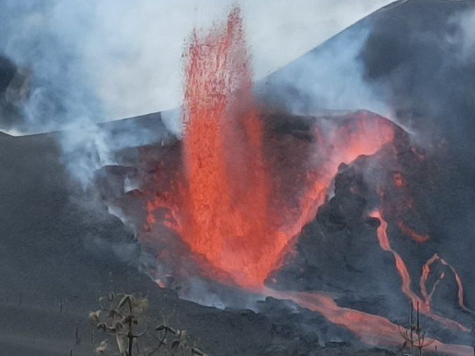 El volcán de La Palma continúa con su actividad explosiva