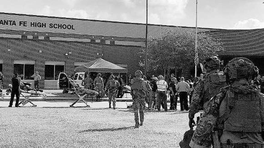 Un menor mata a diez personas a tiros con una escopeta y un revólver en un instituto de Texas