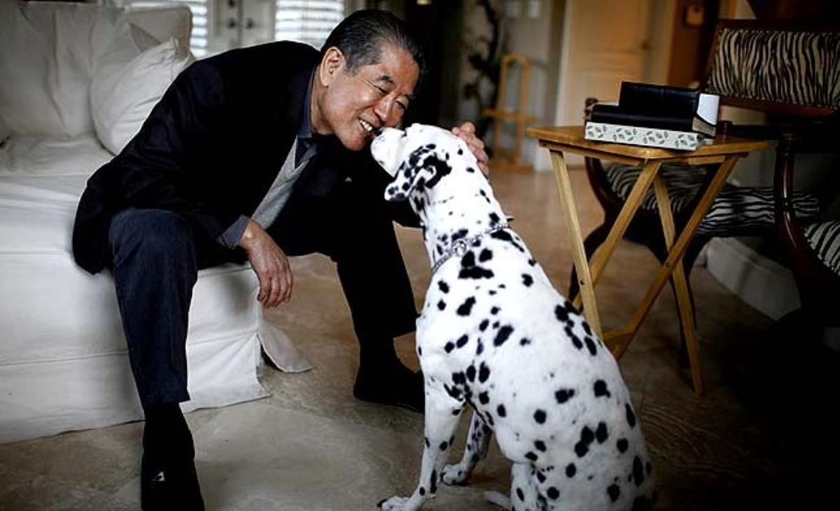 A la fotografia Sam Han amb el seu gos Oreo a Pasadena, Califòrnia (Estats Units).
