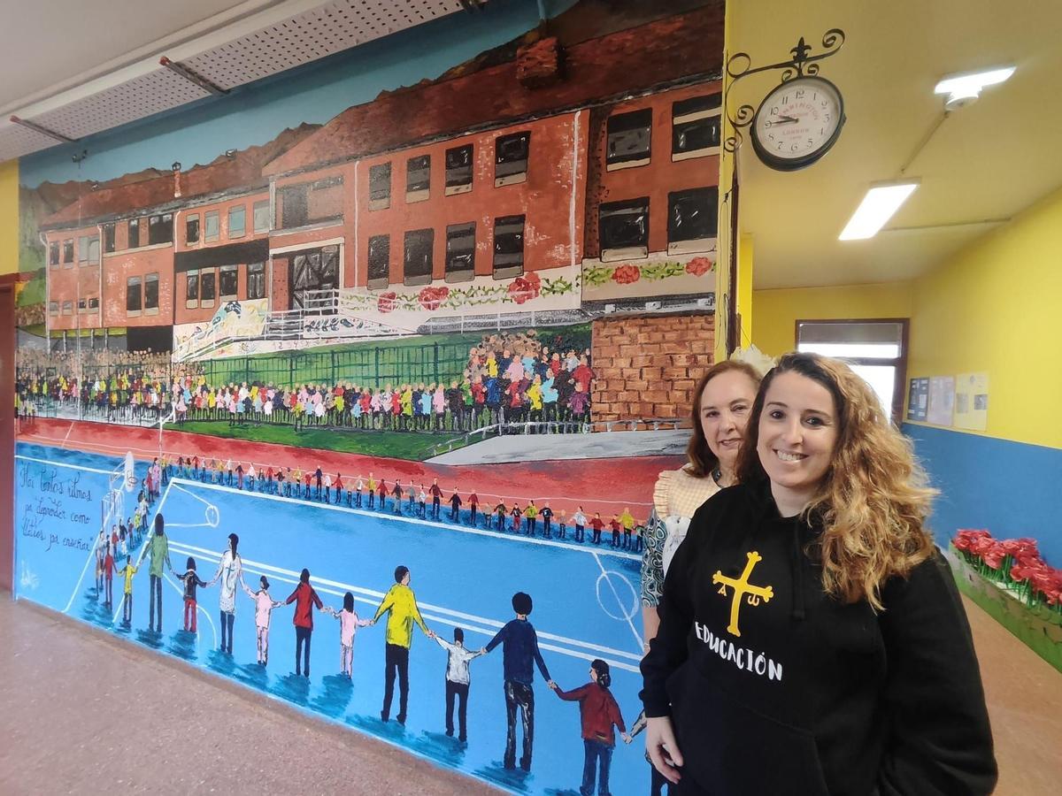 Lara Vega y Paraíso Álvarez, ante uno de los murales de la artista en el centro.