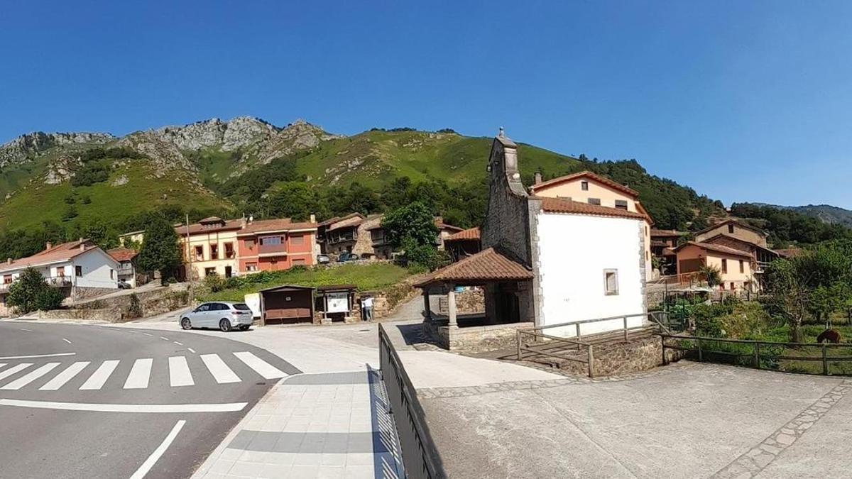 La localidad de Villamoréi, con la ermita de San Roque en el centro.