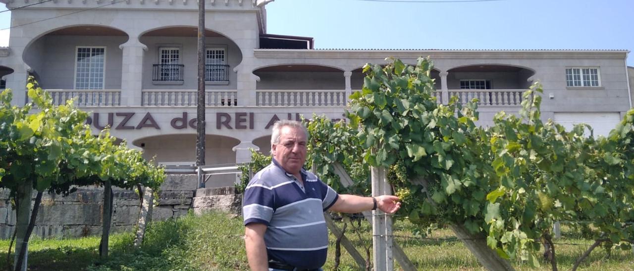 Isidoro Serantes, presidente de Rías Baixas y gerente de la bodega Bouza do Rei, inspeccionando sus viñedos.
