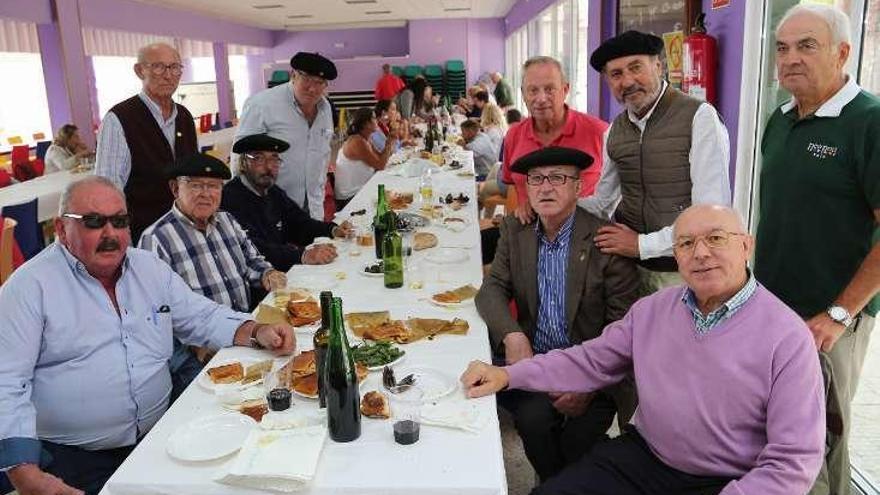 Algunos de los participantes de la peña durante la comida. // Muñiz