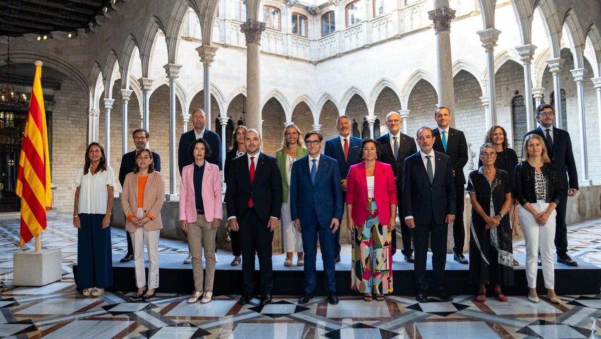 Els membres del nou Govern, amb el president Illa al centre, ahir al Palau de la Generalitat. | ZOWY VOETEN