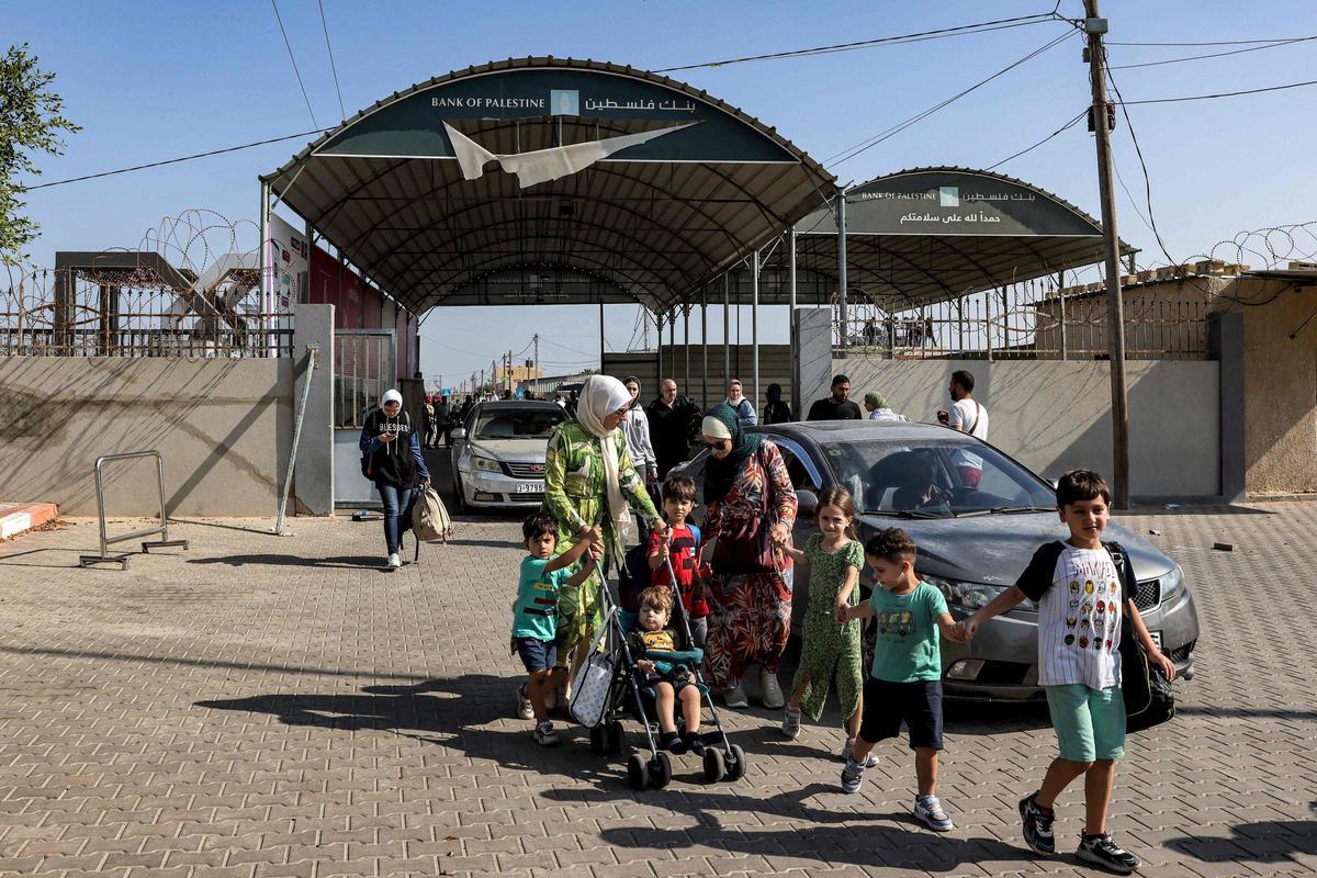 Palestinos y ambulancias huyen a Egipto por la frontera de Rafah, que abren hoy