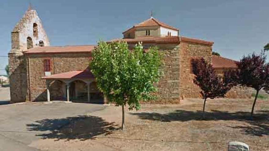 Iglesia de Brime de Sog donde se aprecia la placa bajo la ventana antes del suceso.