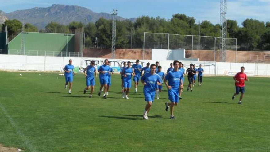 La plantilla del Benidorm entrenó ayer prácticamente al completo en el Guillermo Amor para preparar el partido del domingo. V. FUSTER