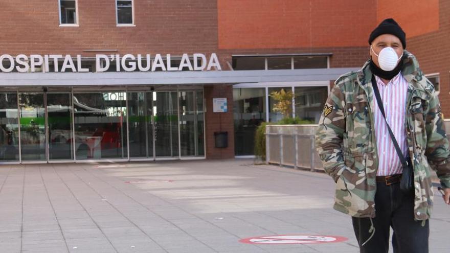 Un home amb mascareta surt de l&#039;Hospital d&#039;Igualada