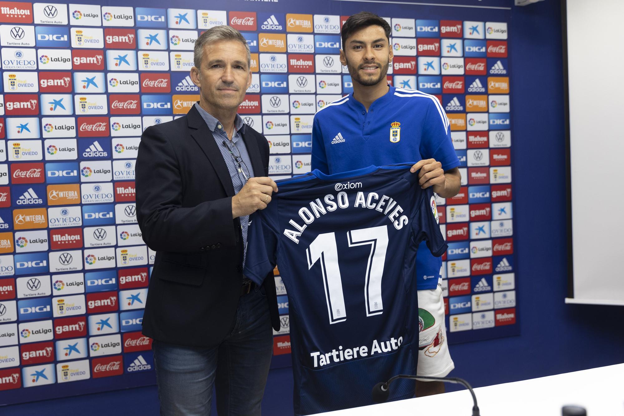 En imágenes: Así ha sido la presentación de Alonso Aceves con el Oviedo