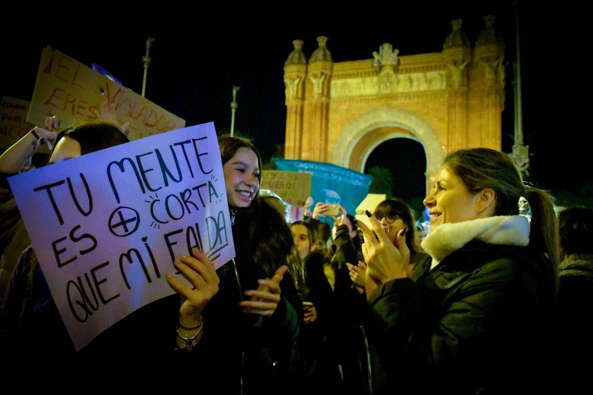 Miles de mujeres se manifiestan en Barcelona por el 8M | FOTOS