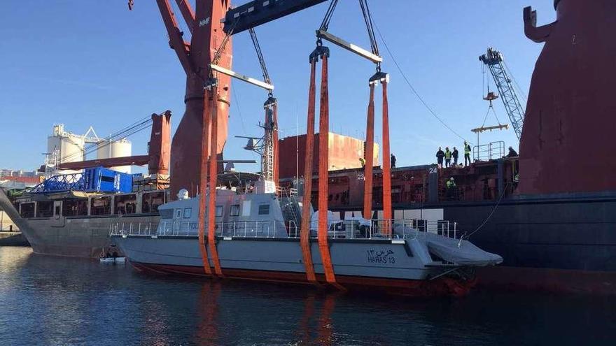 Una de las dos embarcaciones durante la primera maniobra de izado, ayer en Vigo. // FdV