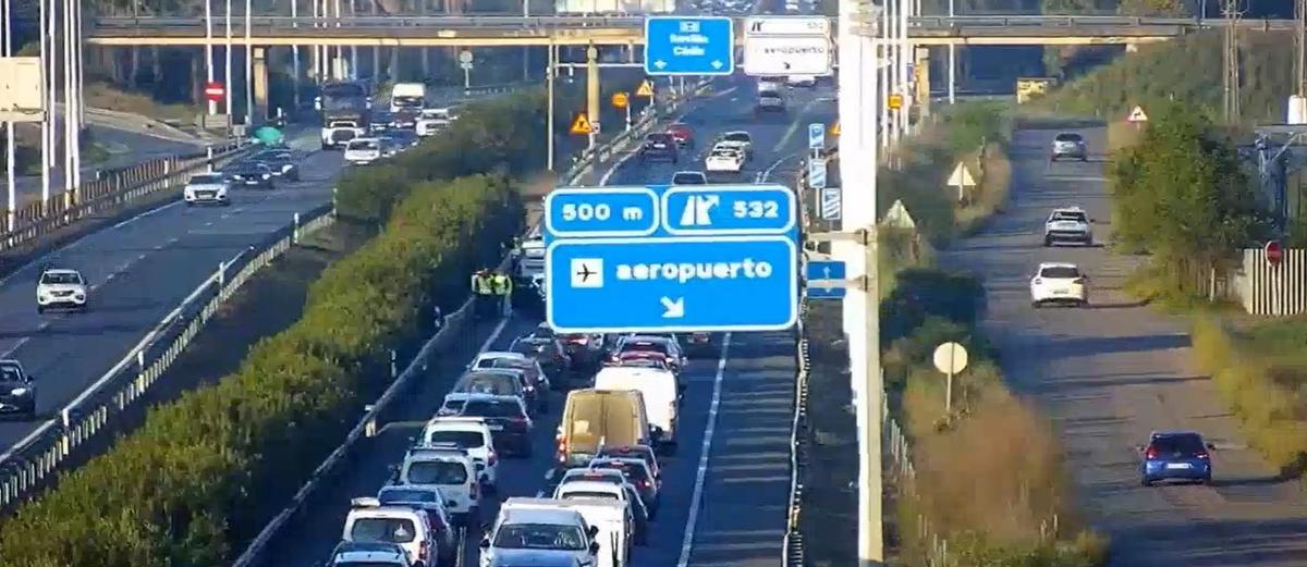 Captura de pantalla de un accidente de tráfico en la A-4 en Sevilla.