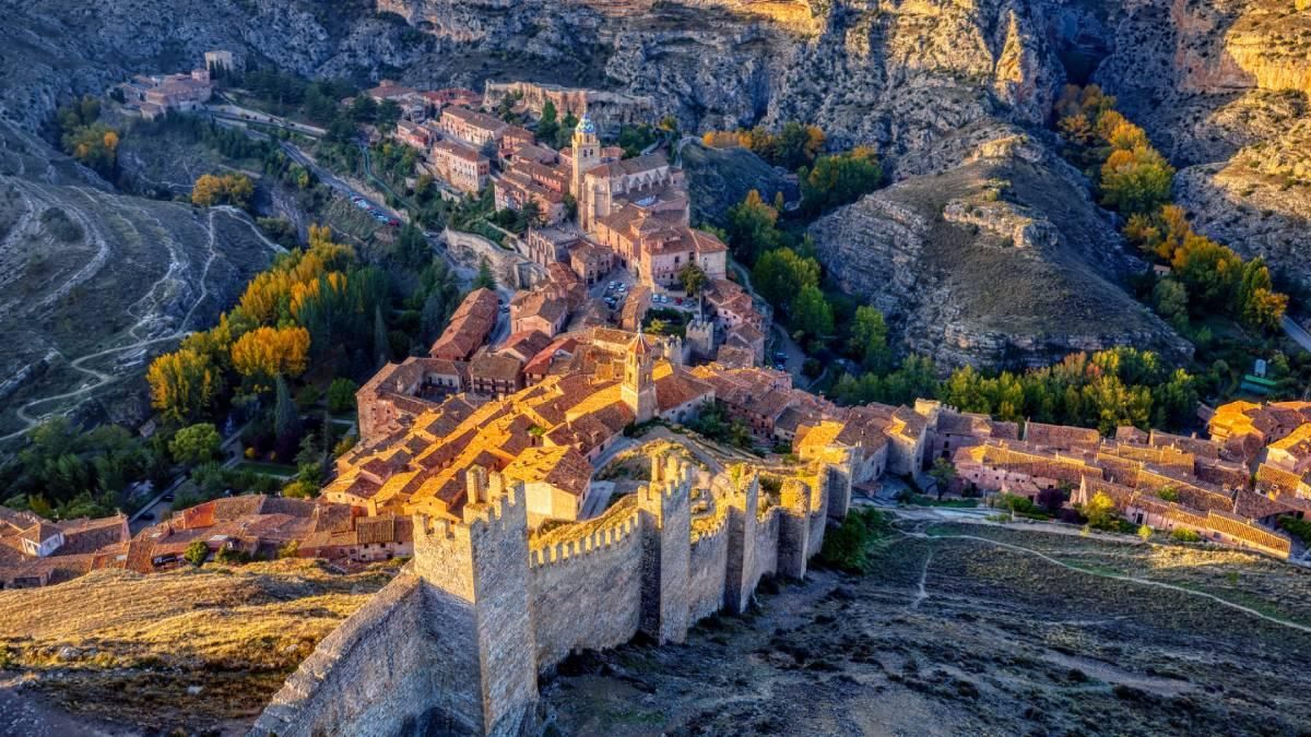 No es sólo belleza lo que uno siente al llegar a Albarracín, también es historia viva.