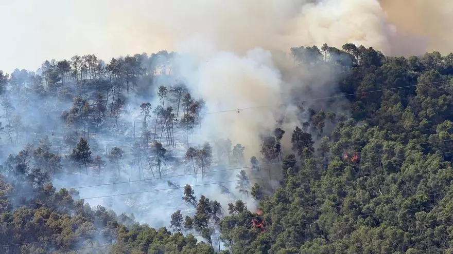 Los Bombers movilizan 26 dotaciones en un incendio en Sentmenat
