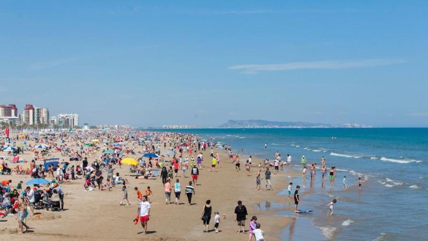 Setenta jóvenes católicos salen a las playas de Gandia en una misión evangelizadora