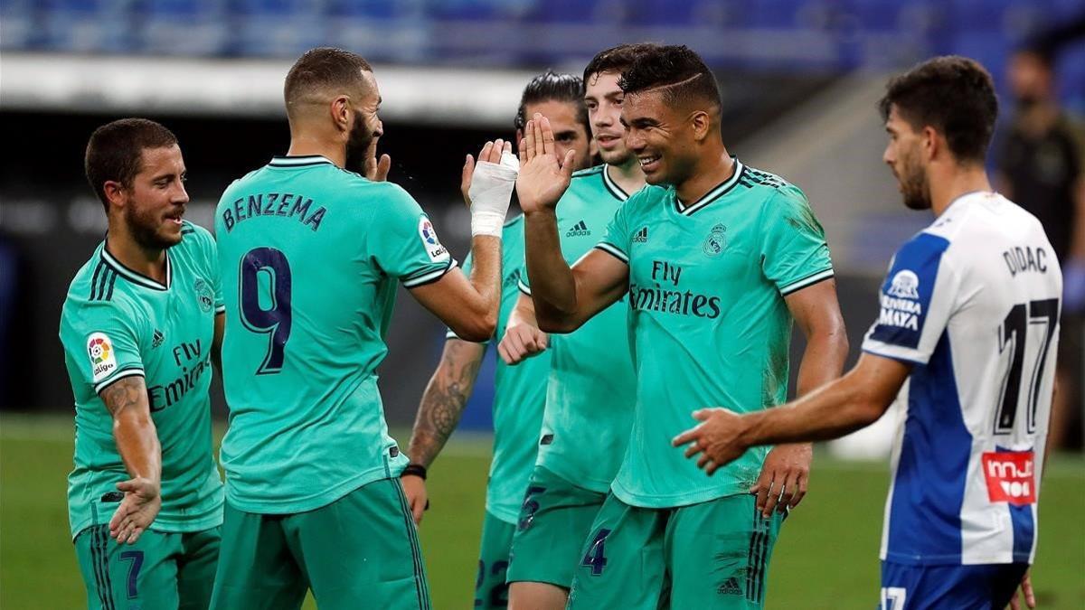 Casemiro y Benzema celebran el gol del brasileño en el RCDE Stadium