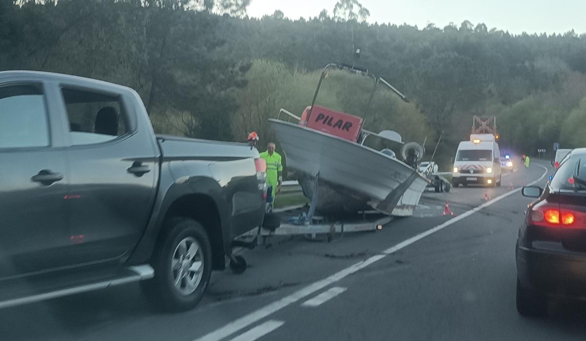 Detalle del remolque con barco que se soltó este lunes en la AC-544, cerca del desvío a Pegariños