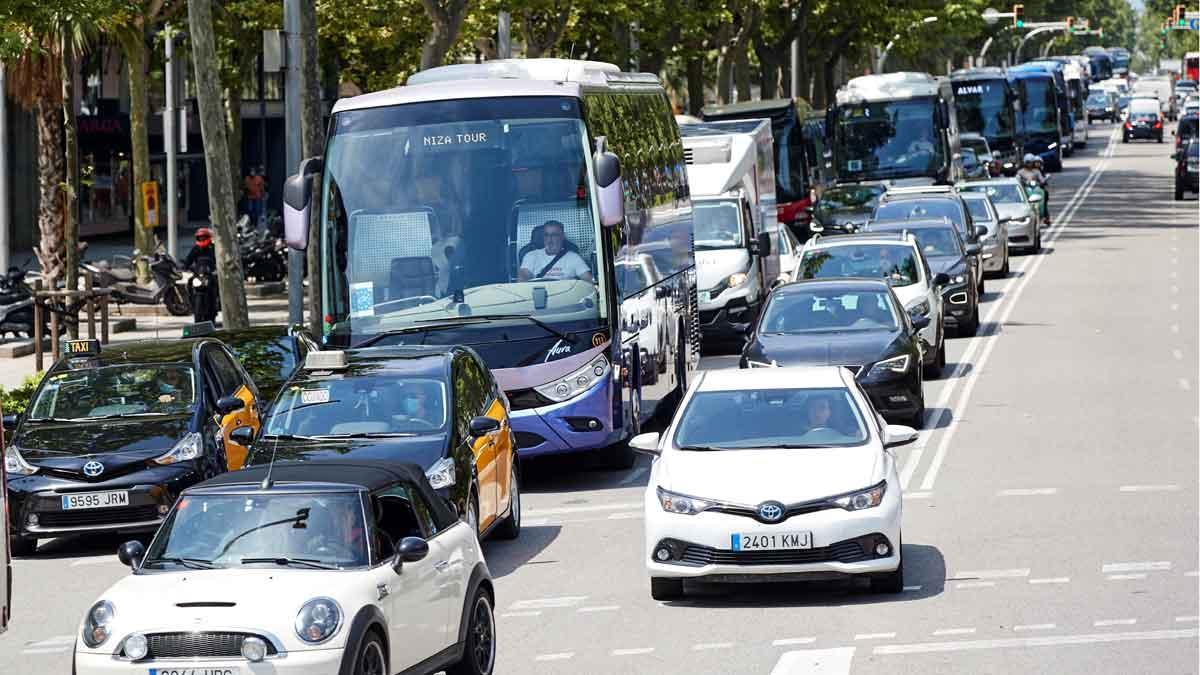 Autocares de transporte discrecional protestan con una marcha lenta por el centro de Barcelona