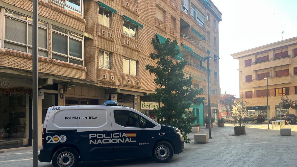 El vehículo de la Policía Científica se desplaza al centro de Cáceres.