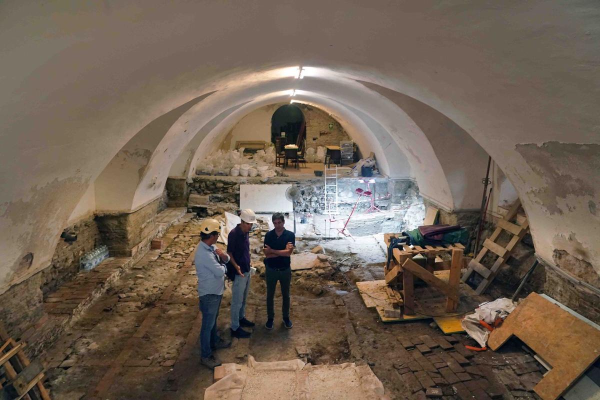 Encuentran un altar romano del siglo III en las excavaciones de la Iglesia del Sagrario, en Málaga