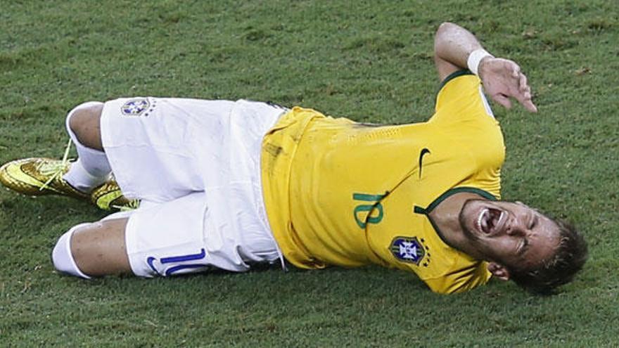 Neymar tras la entrada de Zúñiga