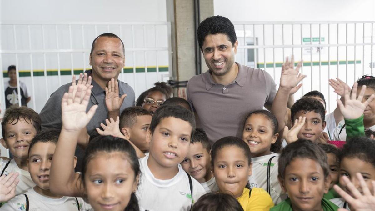 Nasser Al-Khelaïffi, con los niños del Instituto Proyecto Neymar Jr.