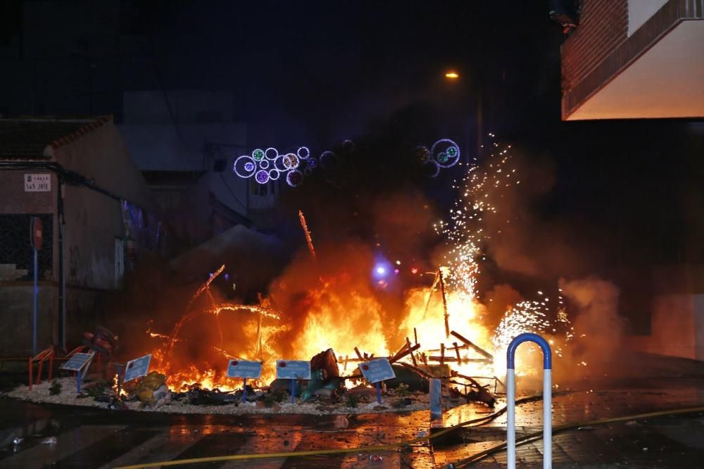 Cientos de personas, la mayoría adolescentes que quisieron disfrutar de la "cremá" y posterior "bañá" de los bomberos, se acercaron al barrio del Calvario para ver arder su hoguera