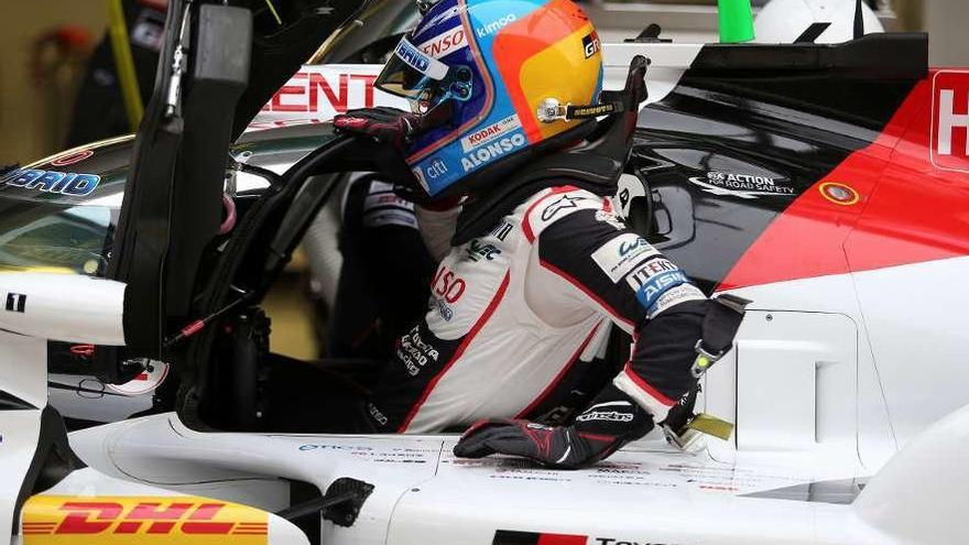 Fernando Alonso se monta en un Toyota en una prueba de resistencia en Shanghai. // Efe