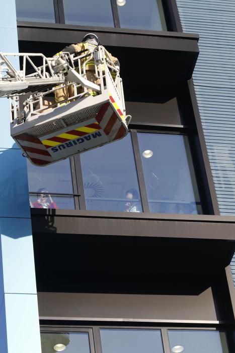 Visita de los bomberos a los niños del Cunqueiro