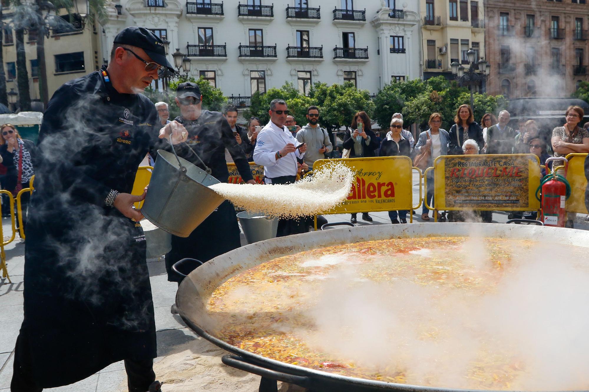 Alicante promociona su imagen en Córdoba con un arroz gigante