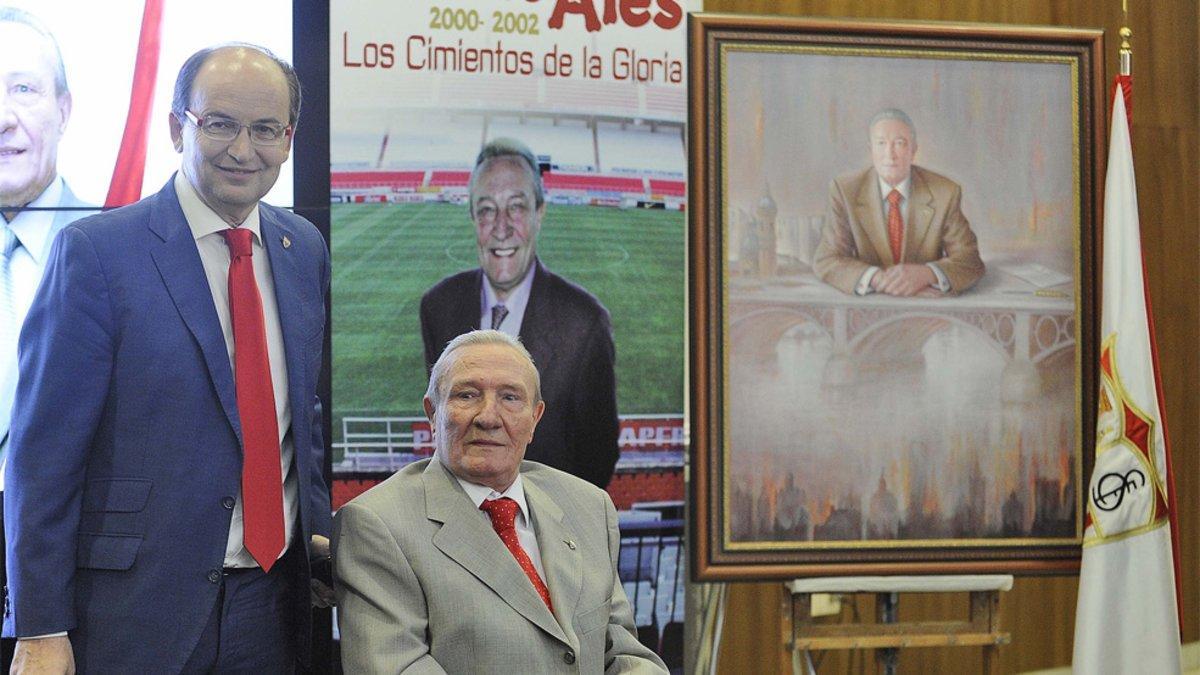 Roberto Alés (sentado) junto al actual presidente del Sevilla José Castro