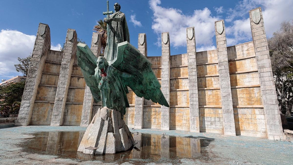 Monumento a Franco en la avenida de Anaga.