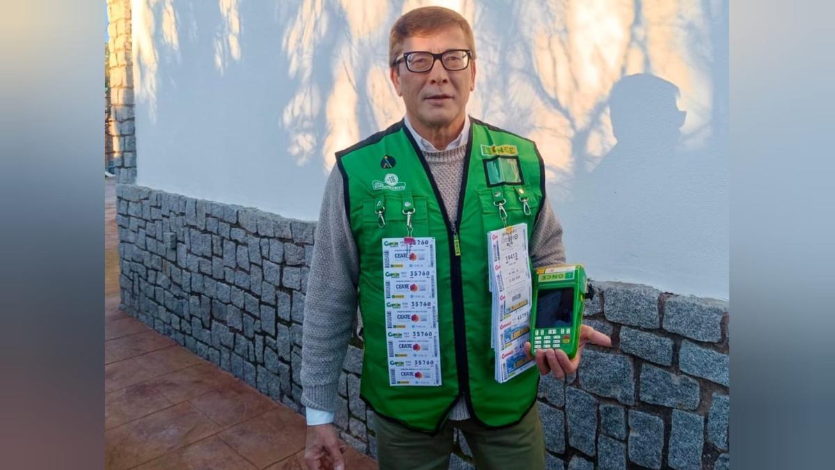 Joaquín Expósito, afiliado con discapacidad visual grave de la ONCE, ha sido el vendedor de los cupones premiados.