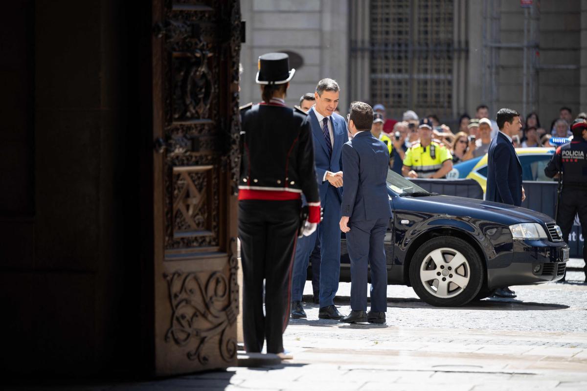 Pere Aragonès recibe a Pedro Sánchez a las puertas del Palau de la Generalitat, este miércoles.