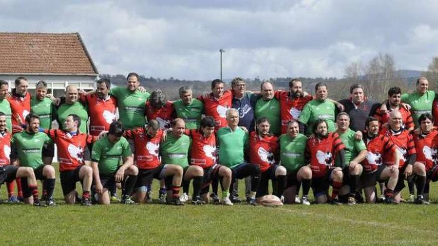 Formación conjunta de los veteranos del Club Rugby Lalín y del luso Moita Rugby Lalín. // Bernabé/Javier Lalín