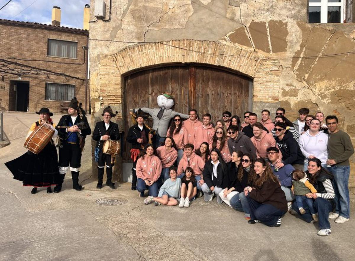 El grupo gallego con los vecinos.  | COMARCA HOYA DE HUESCA