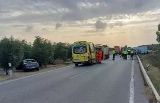 Dos heridos graves en el choque de un turismo y una furgoneta en Cabra