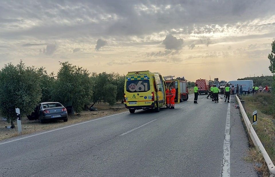 Sanitarios trabajan en el accidente.