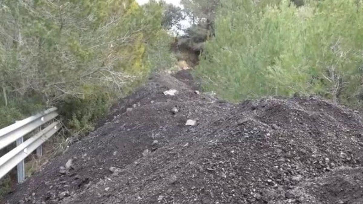 Giftige Müllkippe: Tonnenweise Asphalt auf einer alten Straße iN Calvià.