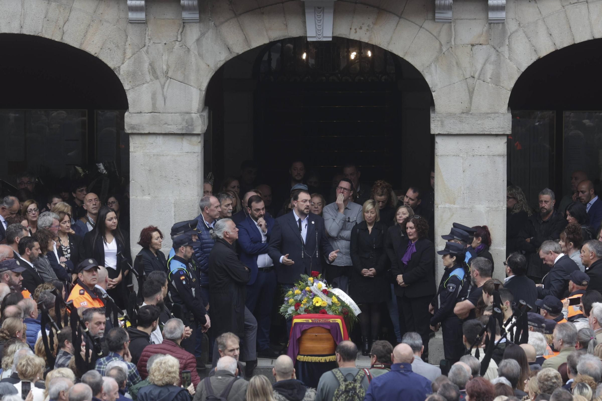 EN IMÁGENES: Mieres se echa a la calle para despedir a su Alcalde, Aníbal Vázquez