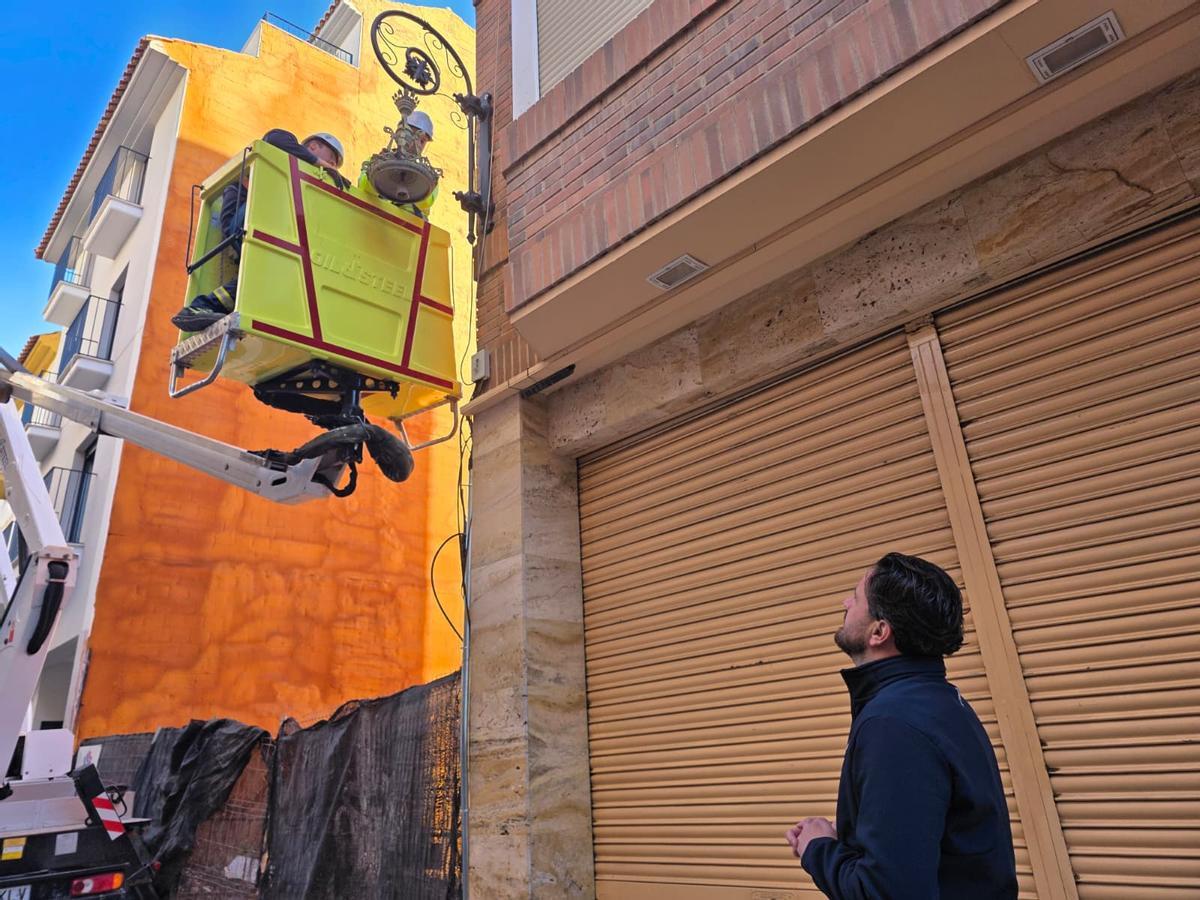 Sánchez Alcaraz contempla los trabajos en la calle Alfonso X.